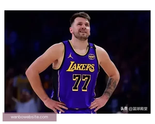 东契奇复出砍下42分12助 湖人力克骑士里夫斯艾顿发挥出色